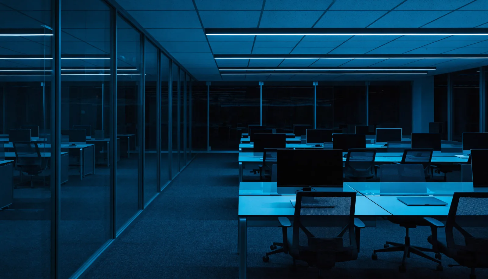 Oficina back-office con agentes de IA orquestando tareas repetitivas entre ERP y sistemas de ticketing